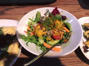 Salat mit wilden Kräutern
